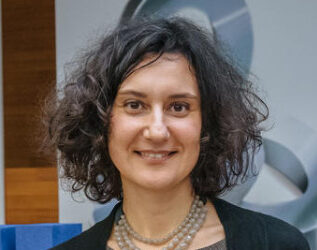 <div class="nome-slider"> <p class="paragrafo-slider"><b>Silvia Zino <br>Team Leader Comunicazione Istituzionale AISM</b></p> </div>